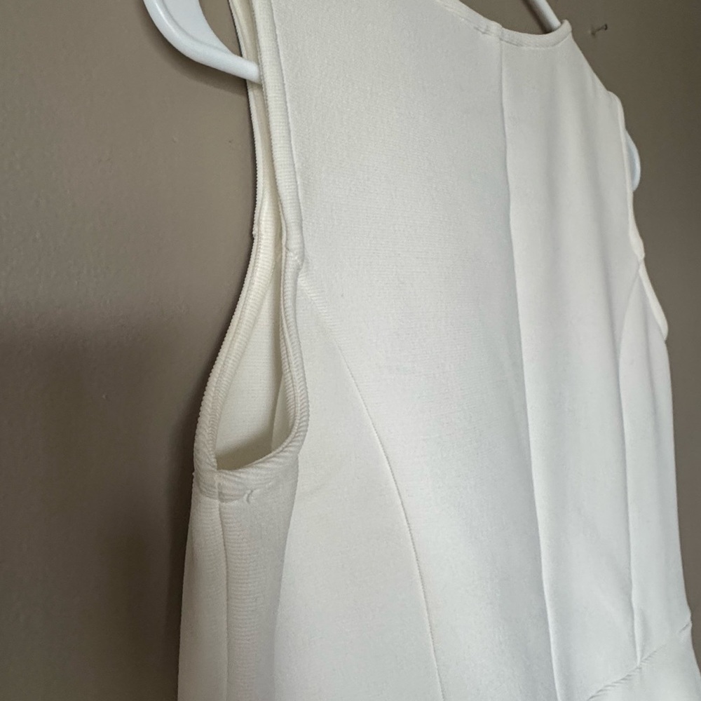 EUC NEW Simply Styled Cream Sleeveless Top Stretchy Ribbed V Neck Fitted Tank - Picture 9 of 9